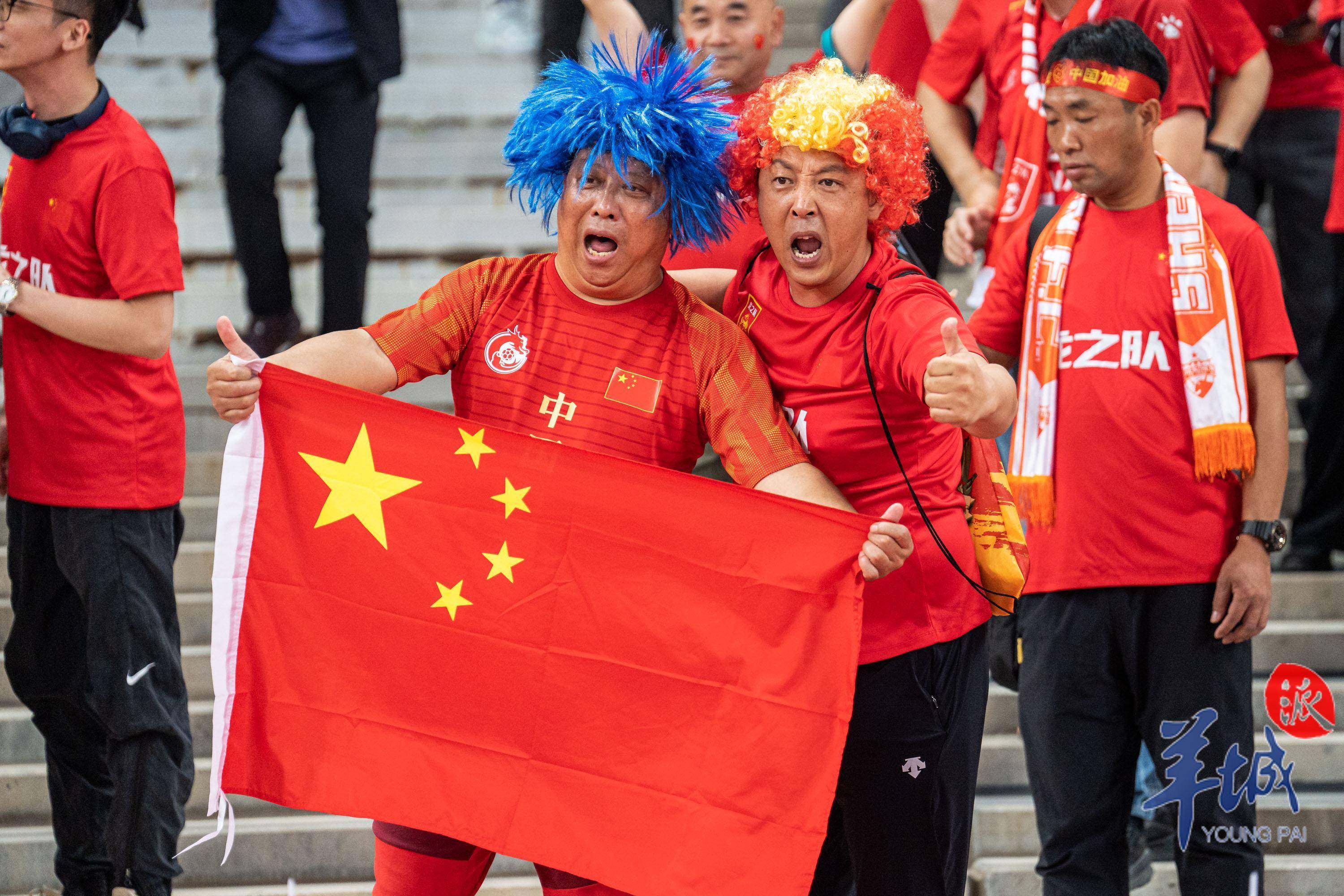 现场气氛火爆，球迷热情高涨助威的简单介绍
