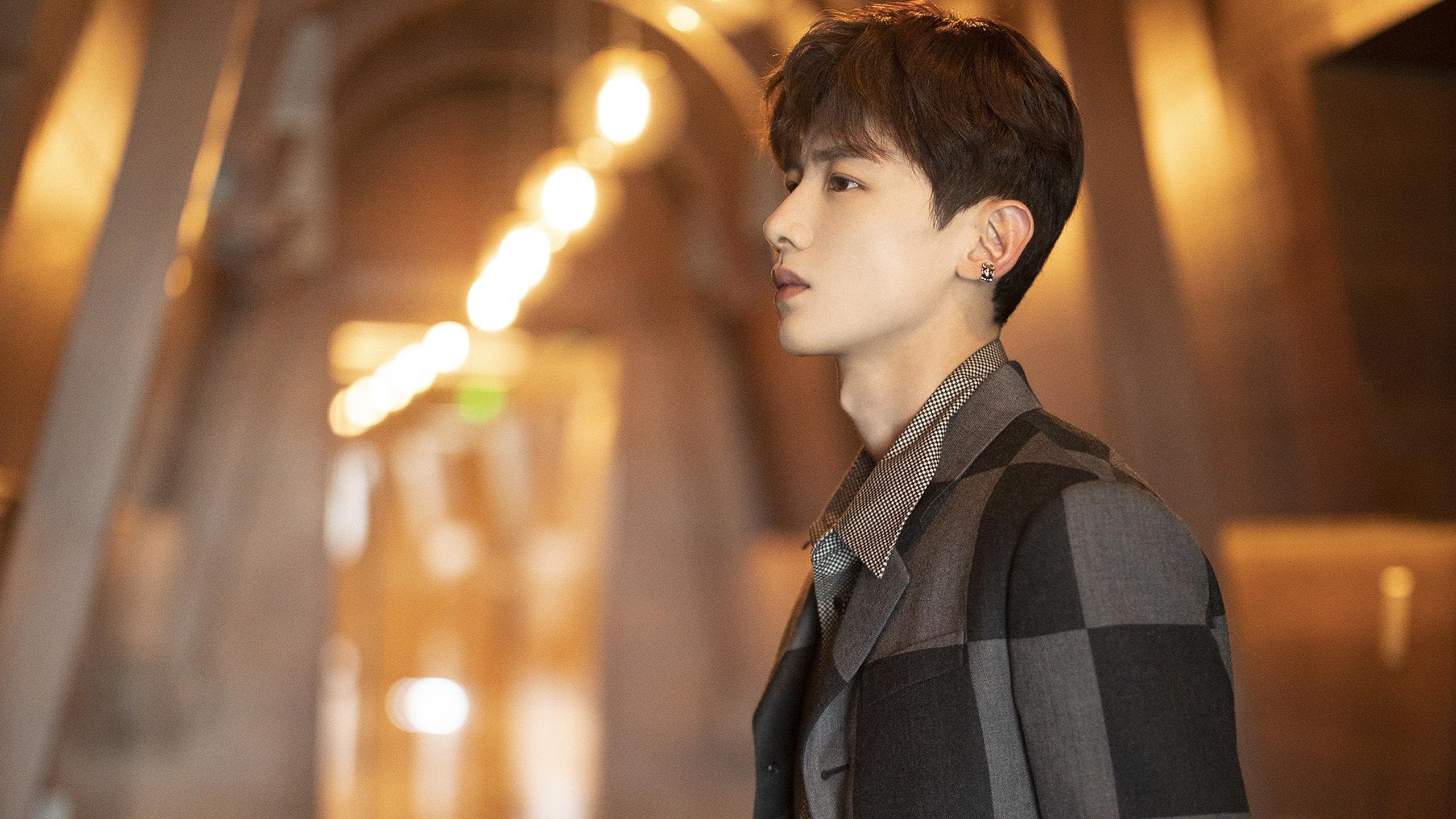 开云体育官网-赛道与绿茵的平行叙事，当F1引擎轰鸣时，莱万在攻防两端统治的赛场启示