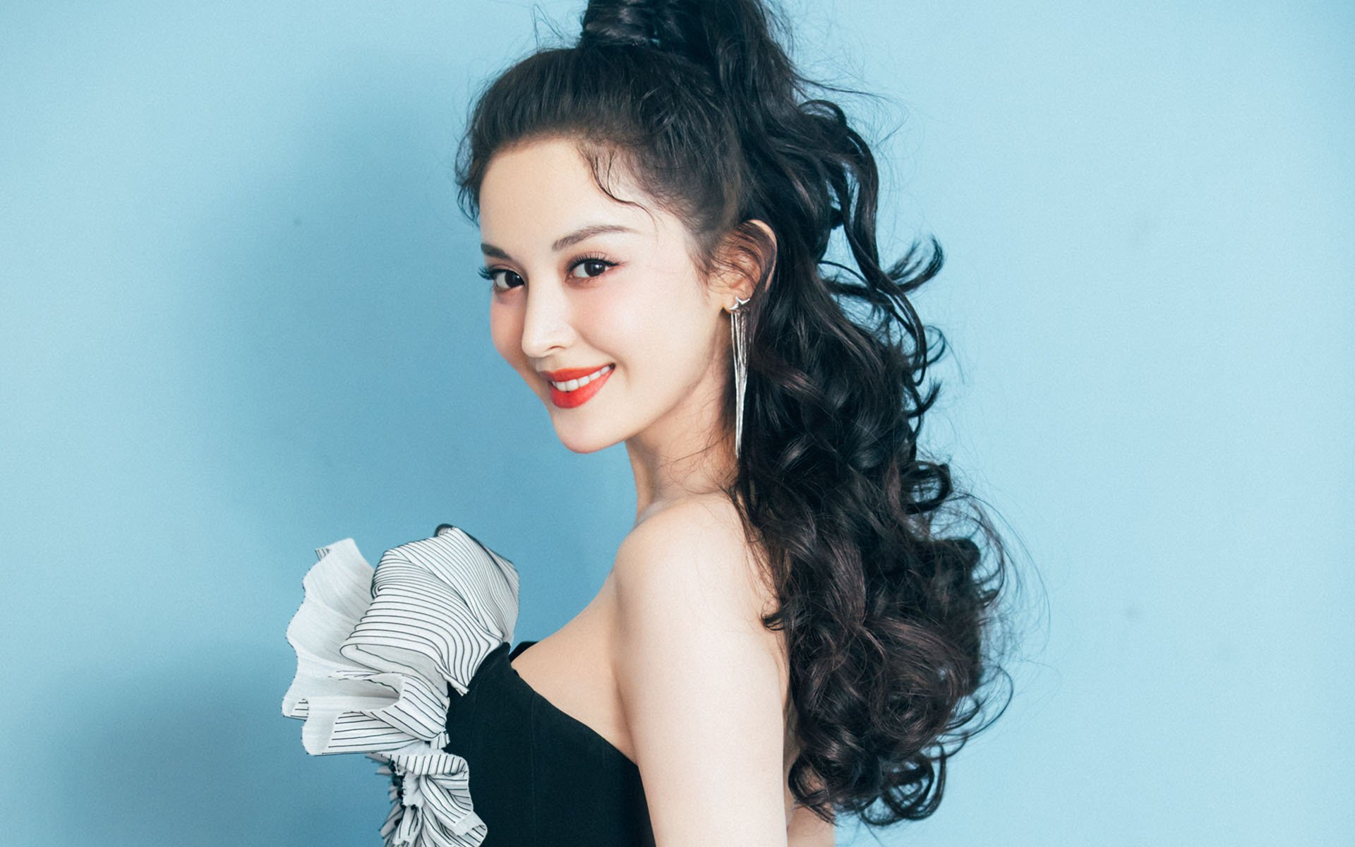 命运交叉口，当英超战火烧至终章，东契奇在达拉斯的硬木地板上投出制胜一击